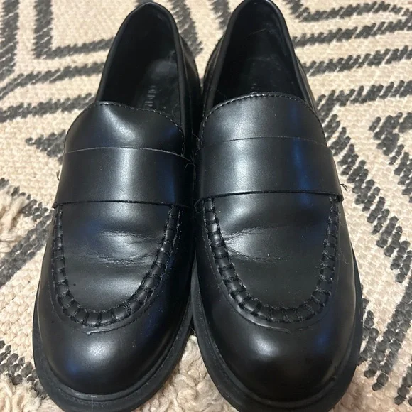 EUC Old Navy Women’s Sleek Classic Black Slip-On Loafers size 6.5 - Picture 2 of 6